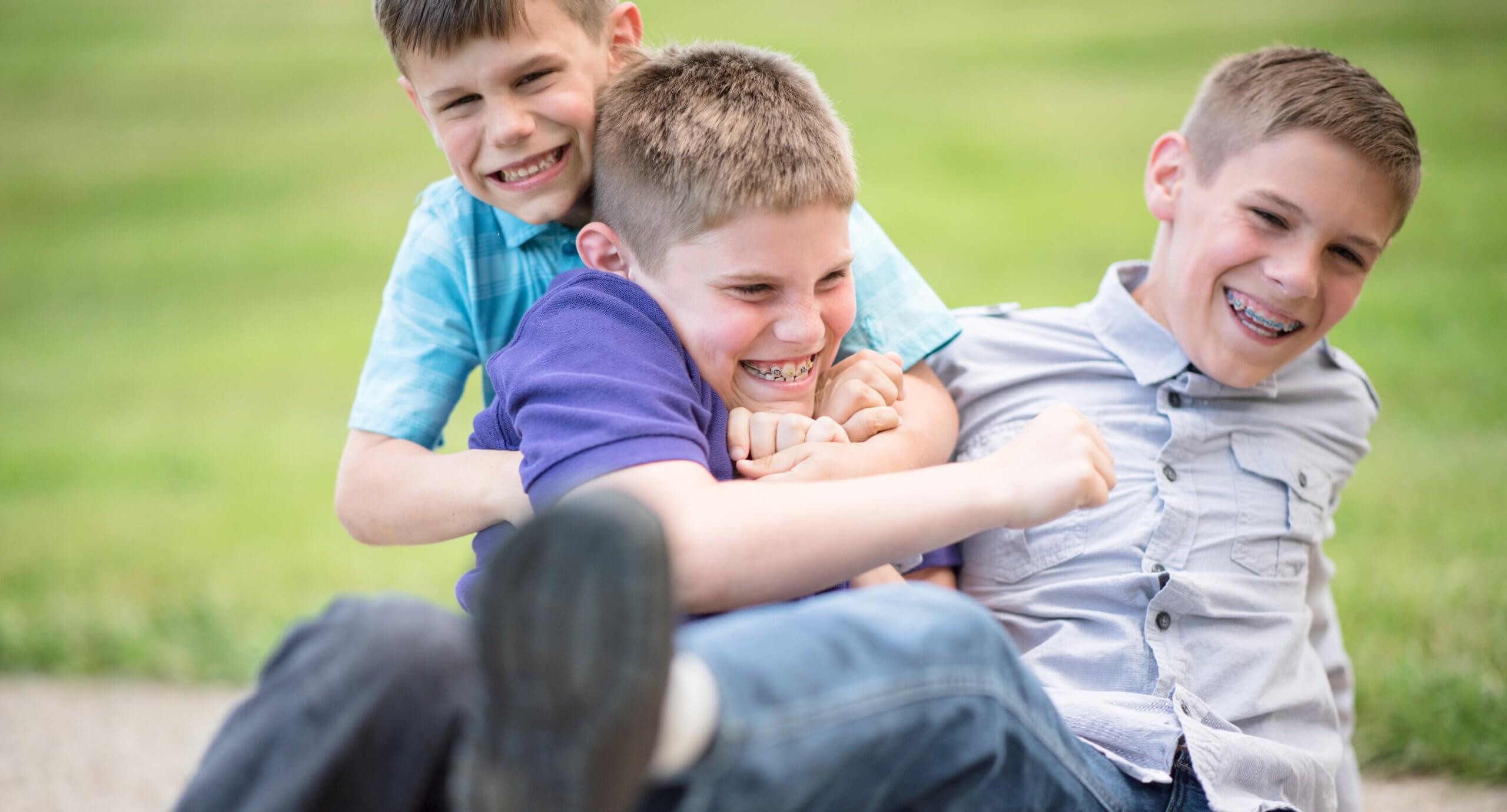 Die jungen. Родные братья. Фото родных братьев. Брат улыбка.